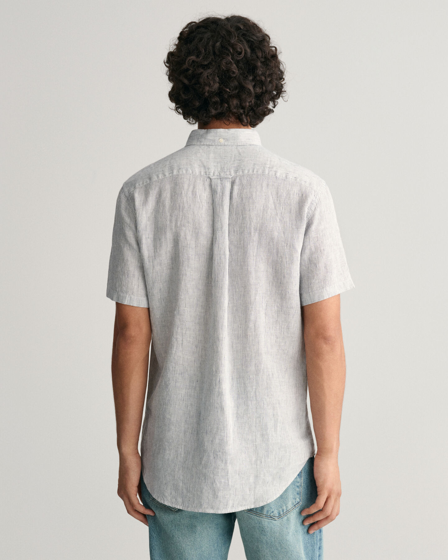 Regular&nbsp;fit ‑mitoitettu raidallinen lyhythihainen pellavapaita