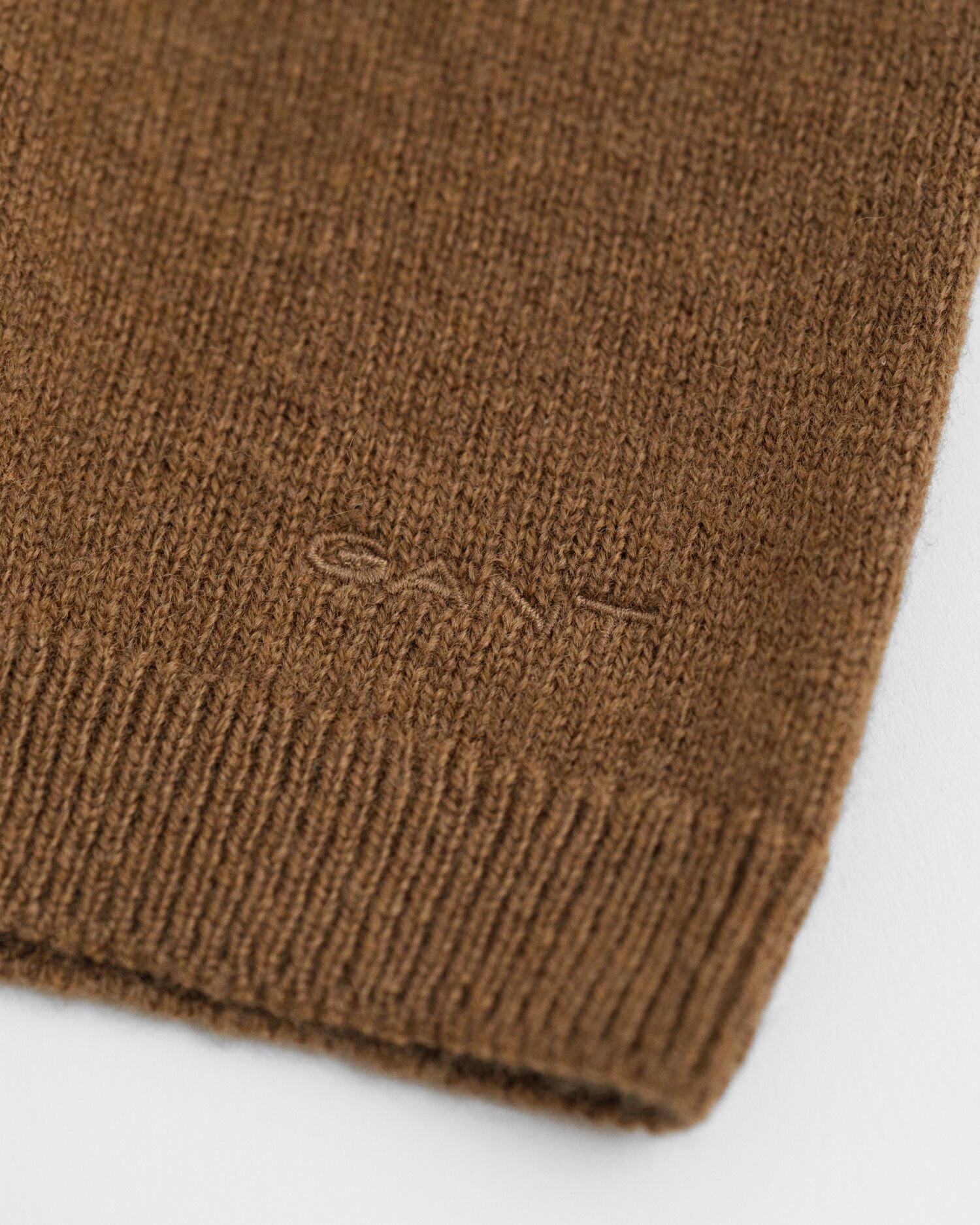 Lyhythihainen karitsanvillainen neulepusero, pyöreä pääntie