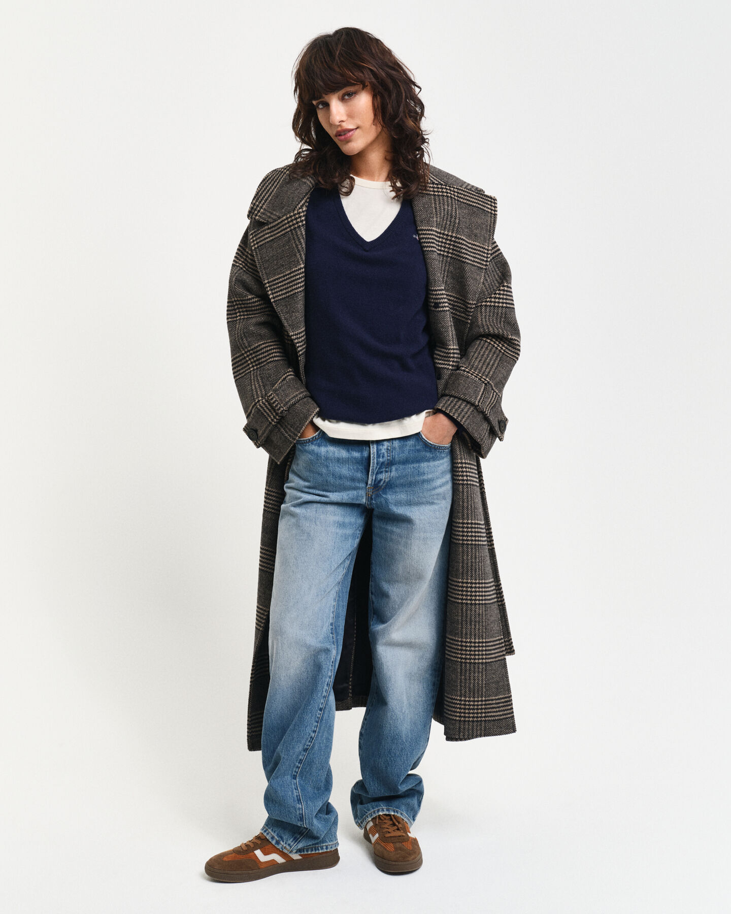 V‑neulepusero eritt&auml;in hienoa lampaanvillaa