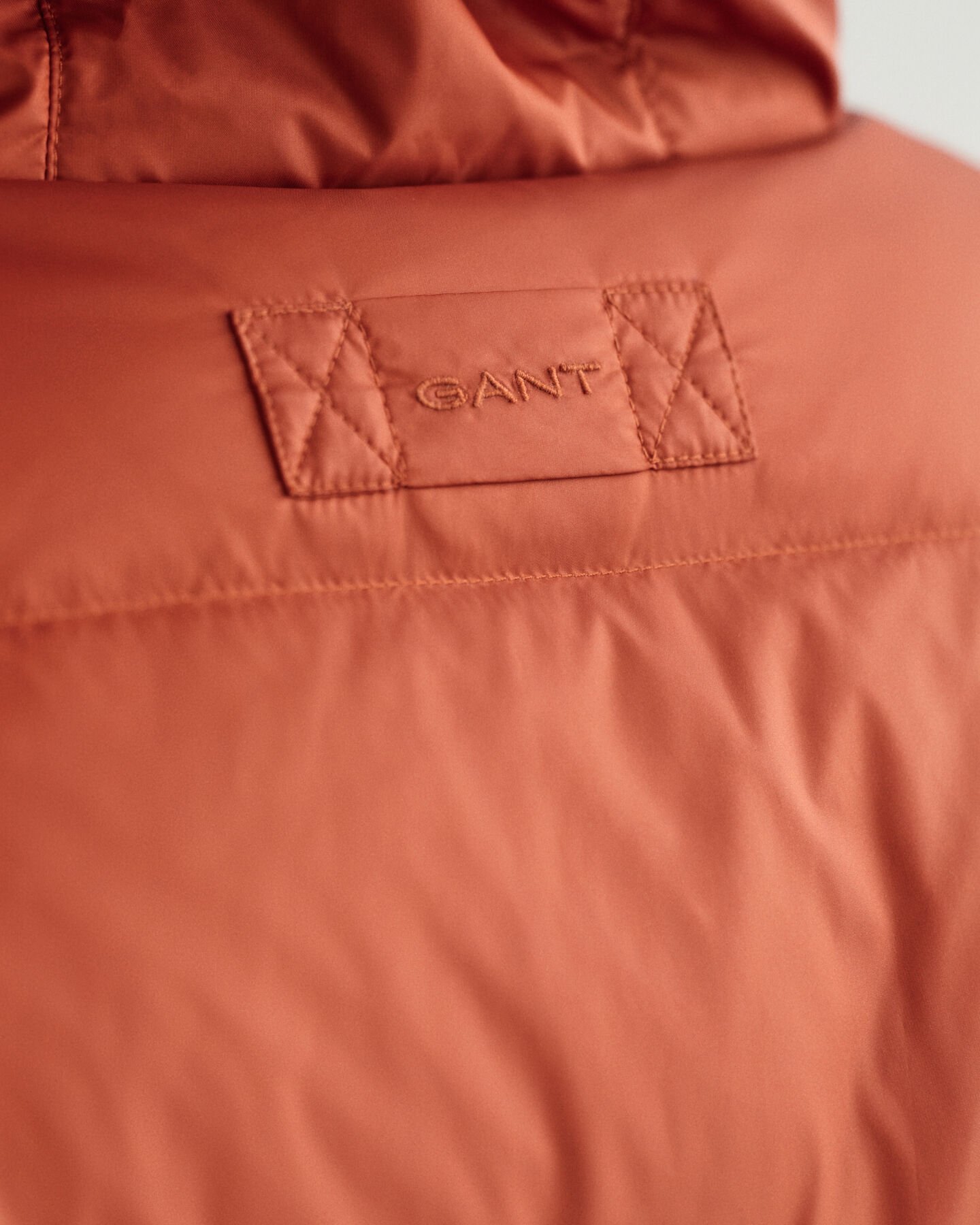 Kiiltävä toppatakki