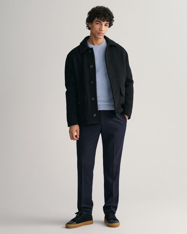 Kohopintainen puuvillaneulepusero, jossa pyöreä pääntie