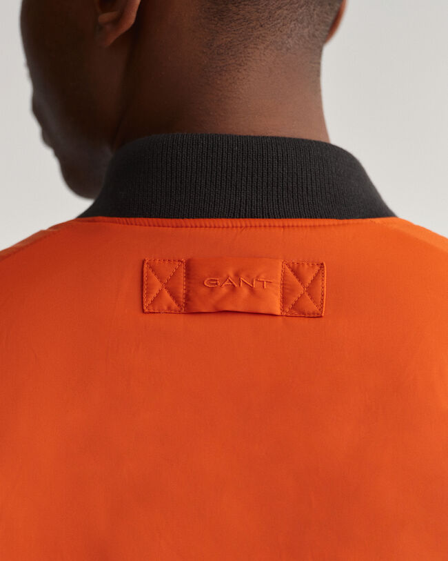 Pilottityylinen kääntötakki