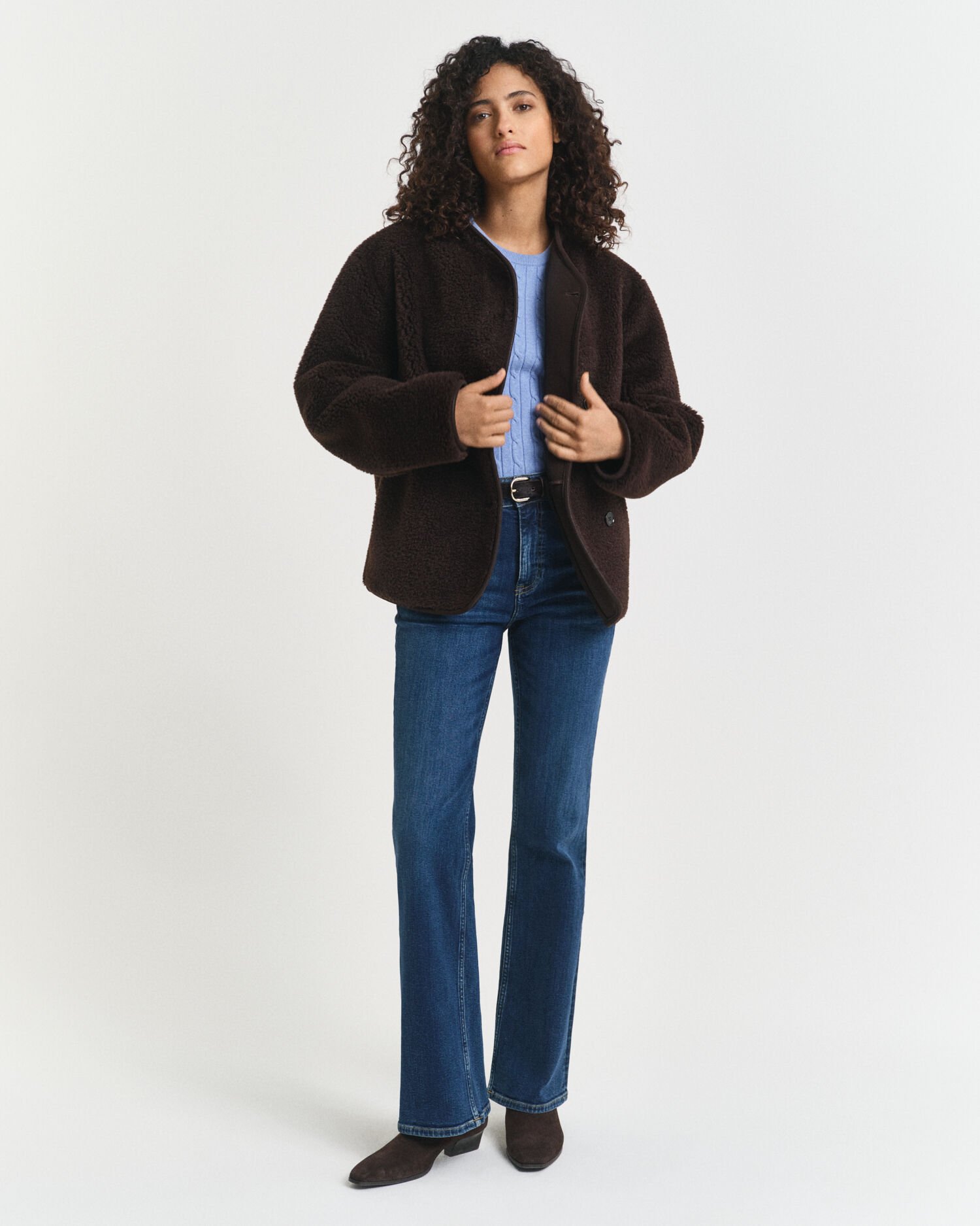 Slim fit ‑mitoitetut alaspäin levenevät farkut