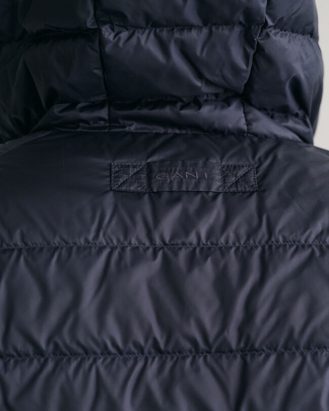 Kevyt hupullinen untuvatakki