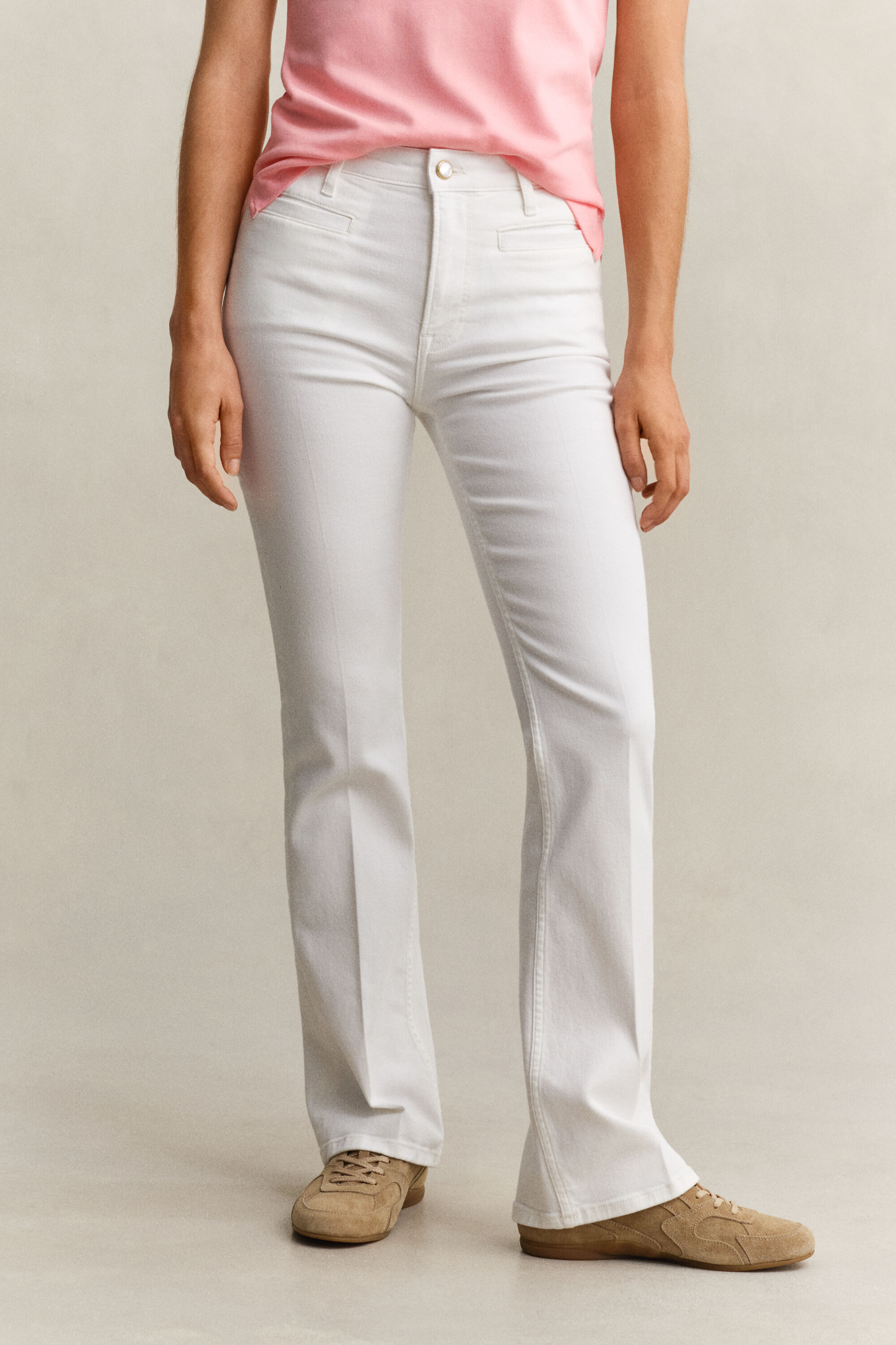 Alaspäin levenevät Monogram-farkut