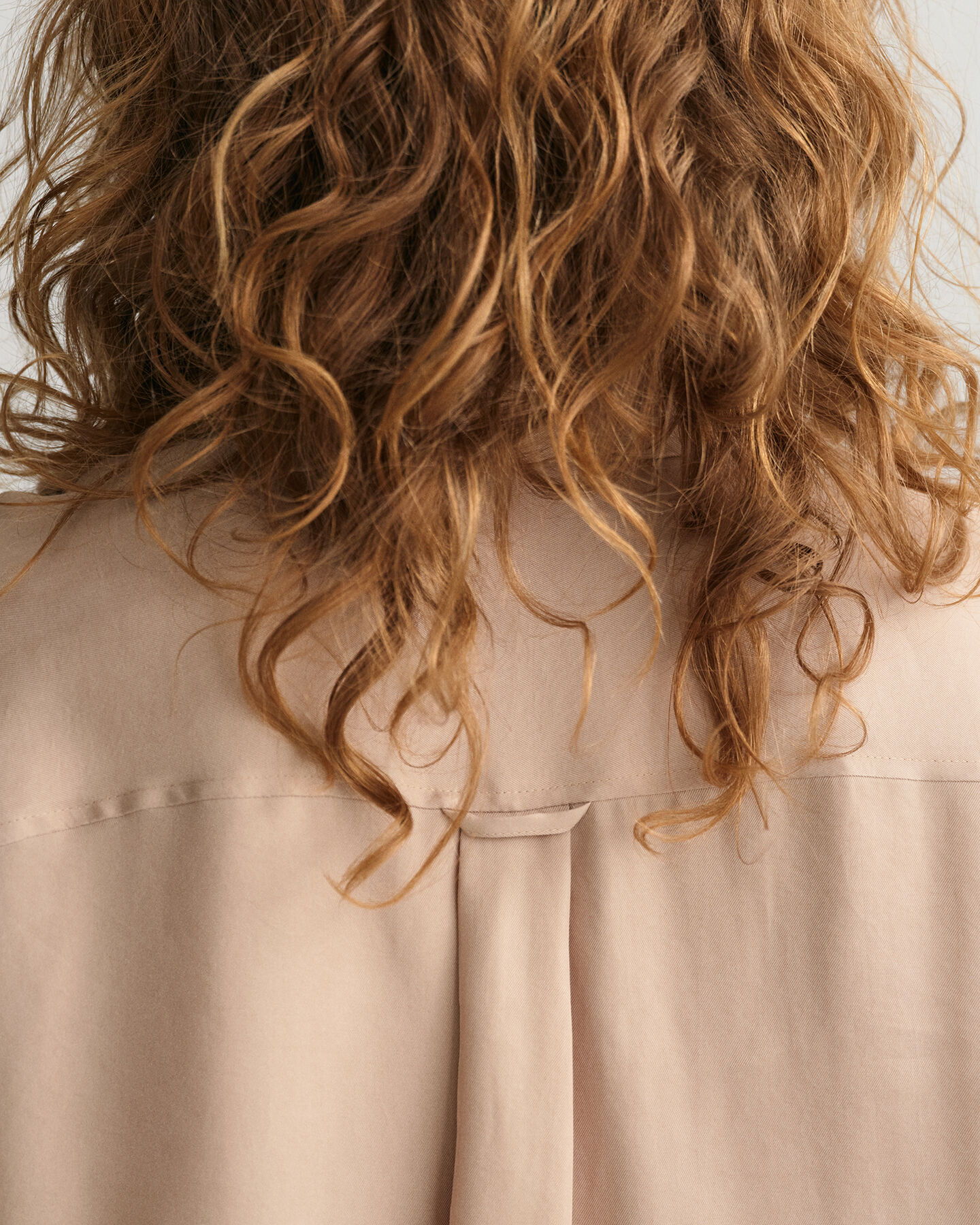 Relaxed fit ‑mitoitettu taskullinen paita