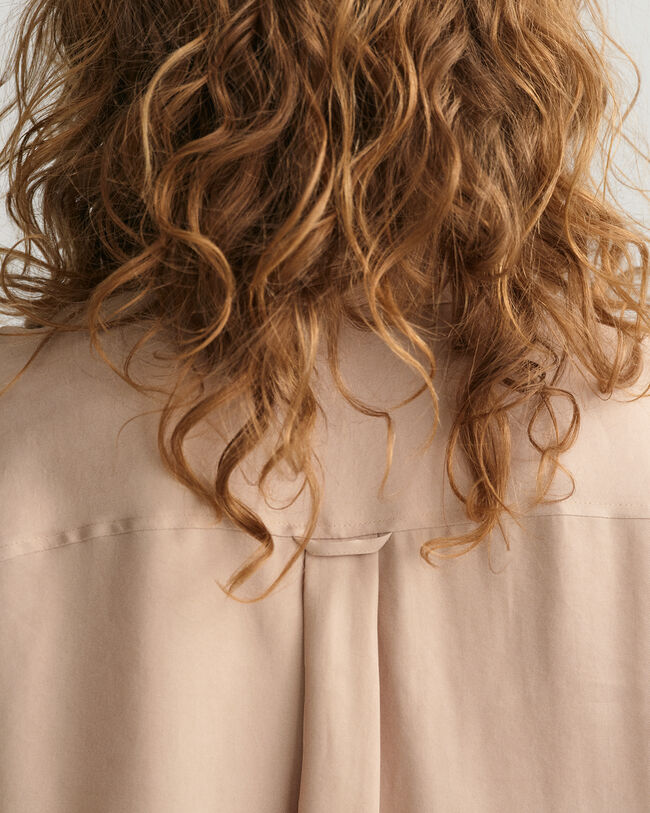 Relaxed fit ‑mitoitettu taskullinen paita