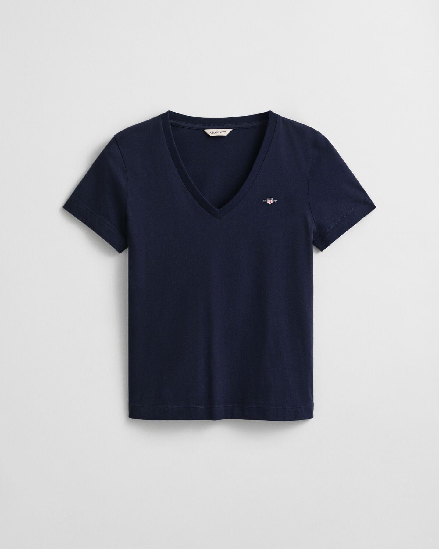 Shield-t‑paita, jossa v-pääntie