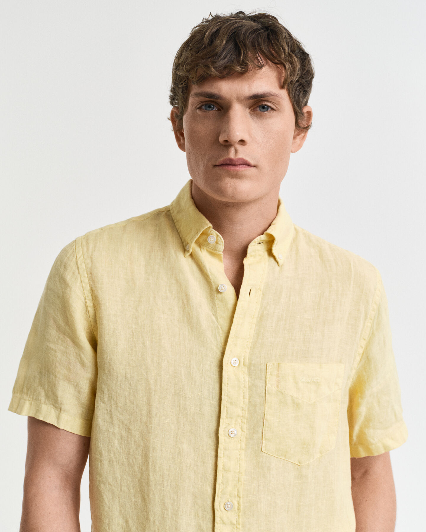 Regular fit ‑mitoitettu valmiina värjätty lyhythihainen pellavapaita