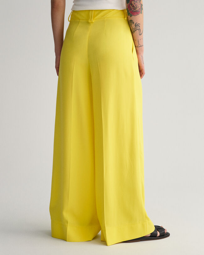 Leveälahkeiset housut