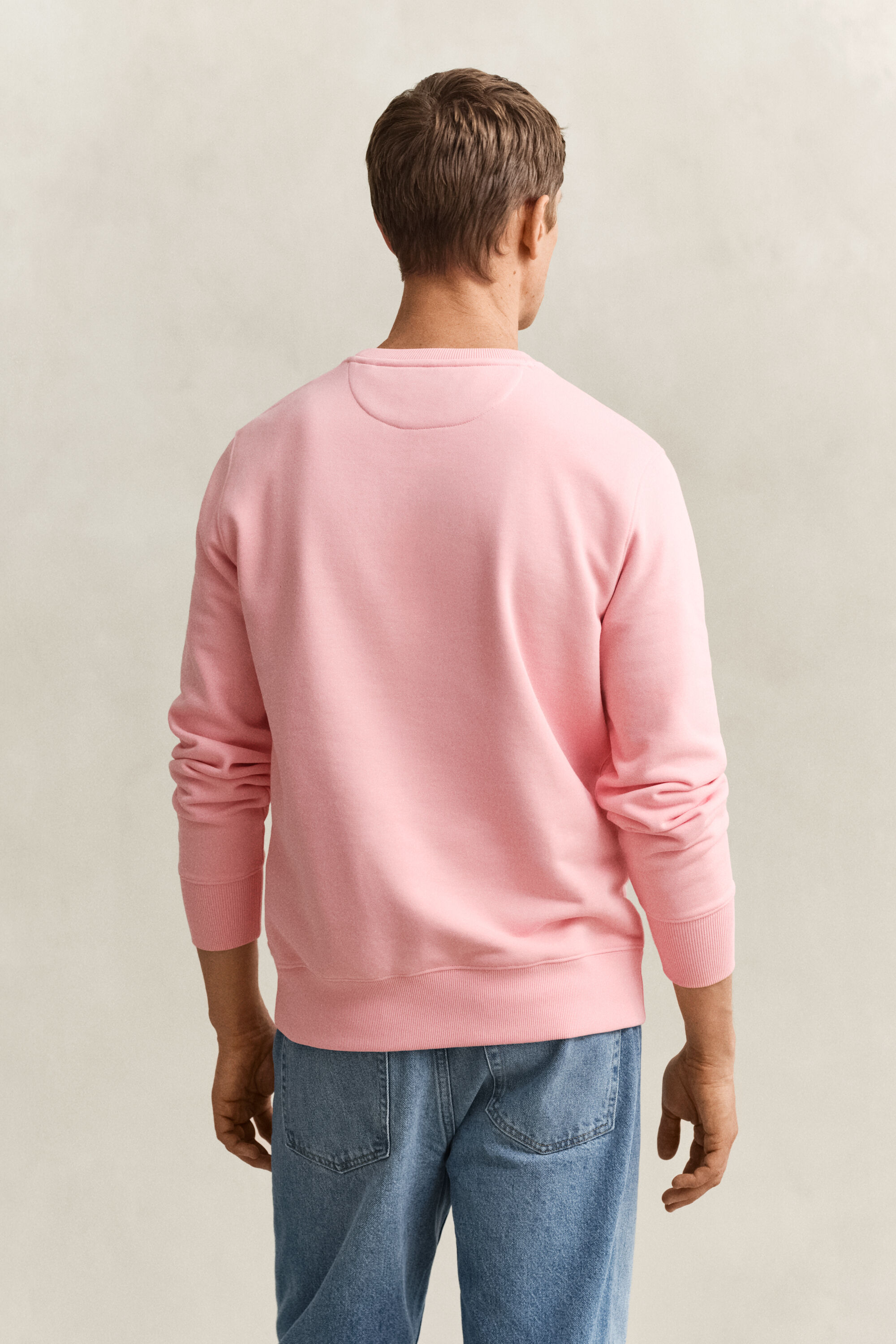 Shield-collegepaita, jossa pyöreä pääntie