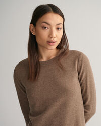 Eritt&auml;in hienosta karitsanvillasta neulottu mekko