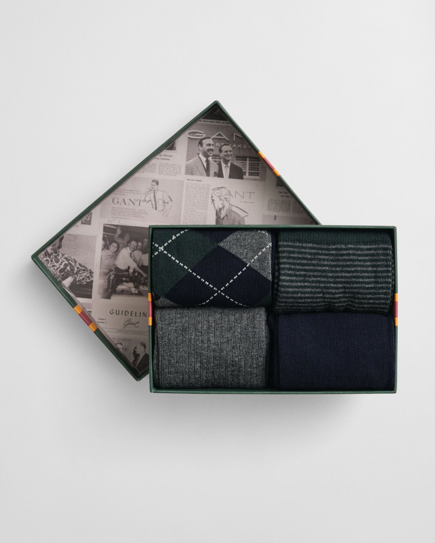 Salmiakkikuvioiset ja raidalliset sukat lahjapakkauksessa (4 paria)