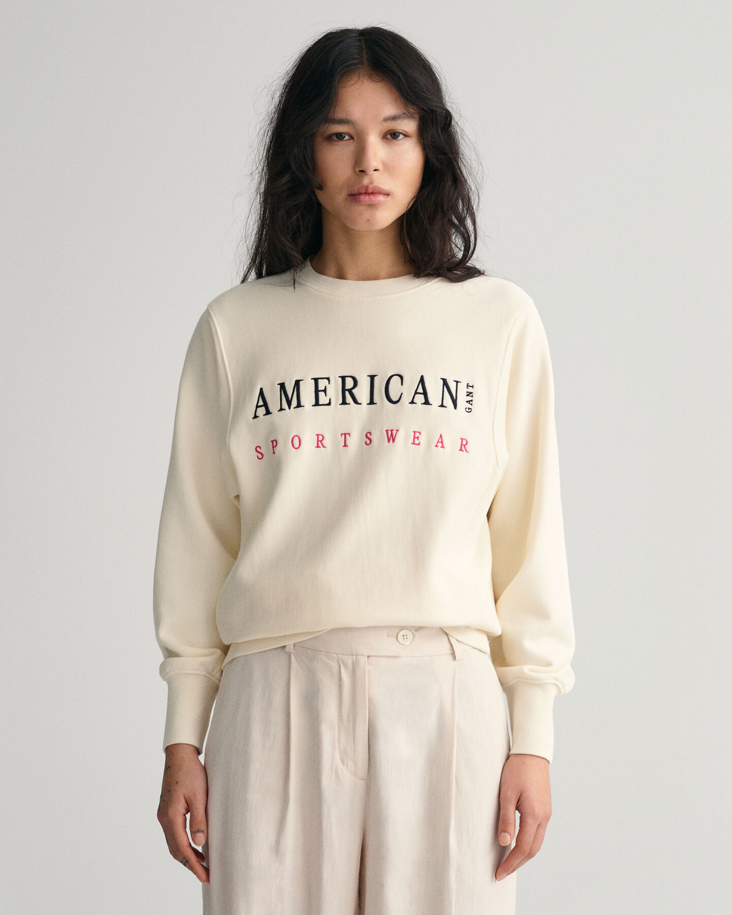 Sportswear-collegepaita, jossa py&ouml;re&auml; p&auml;&auml;ntie