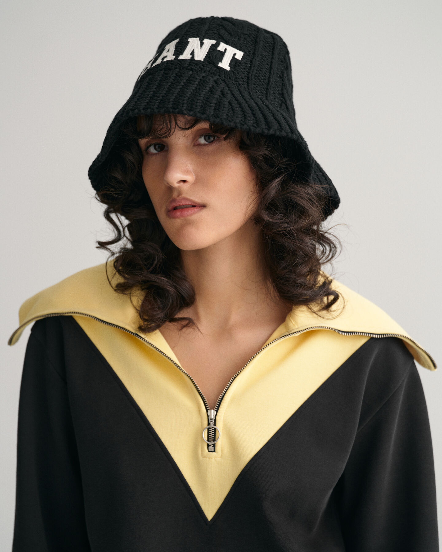 Oversized fit -mitoitettu collegepaita, jossa vetoketju p&auml;&auml;ntiell&auml; ja v&auml;ripintoja