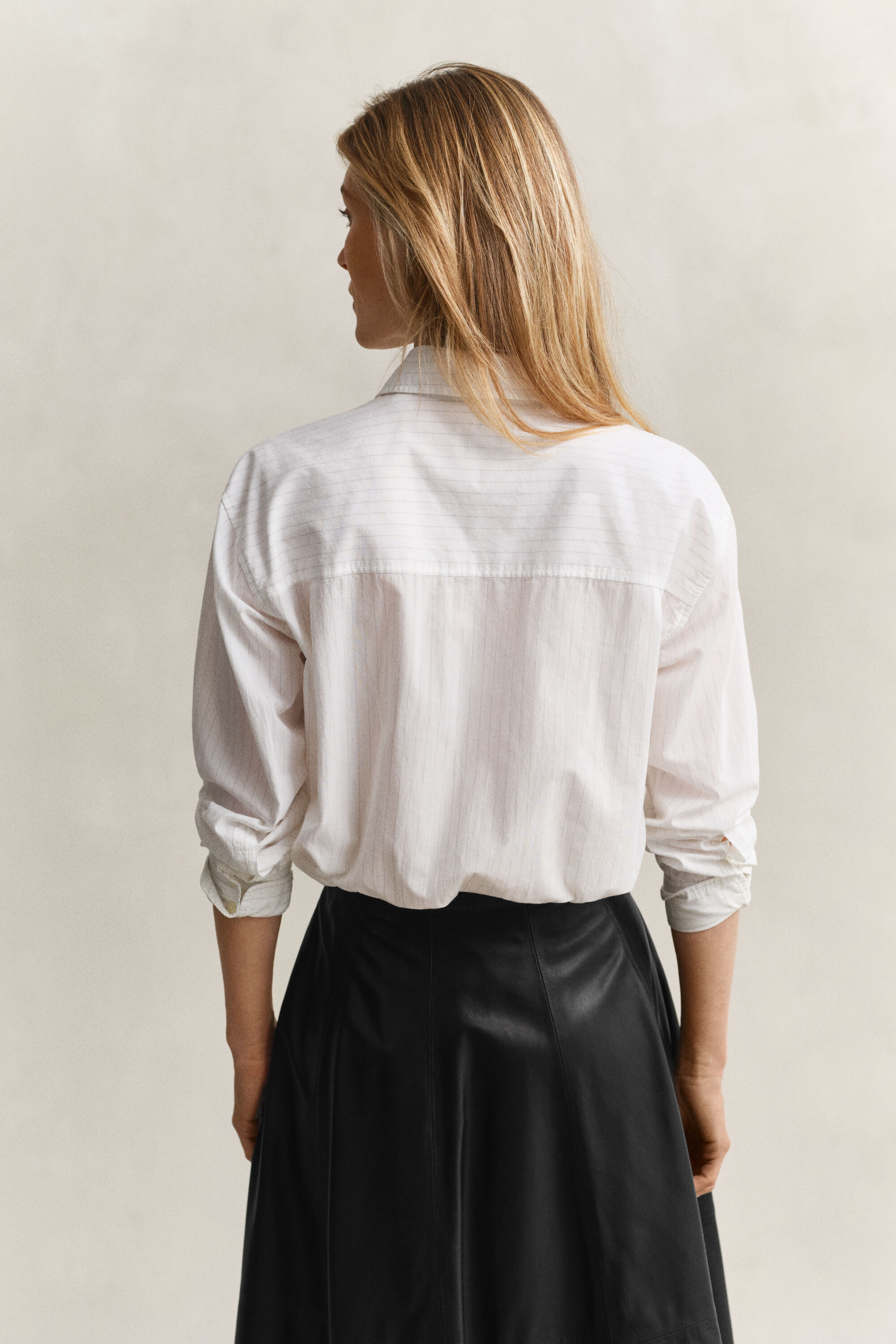 Raidallinen kirjailtu paita