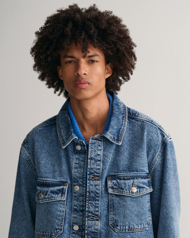 Valmiina v&auml;rj&auml;tty farkkukankainen p&auml;&auml;llyspaita