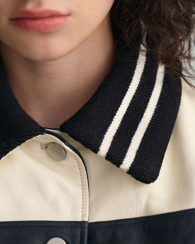 Kontrastivärinen nahkatakki