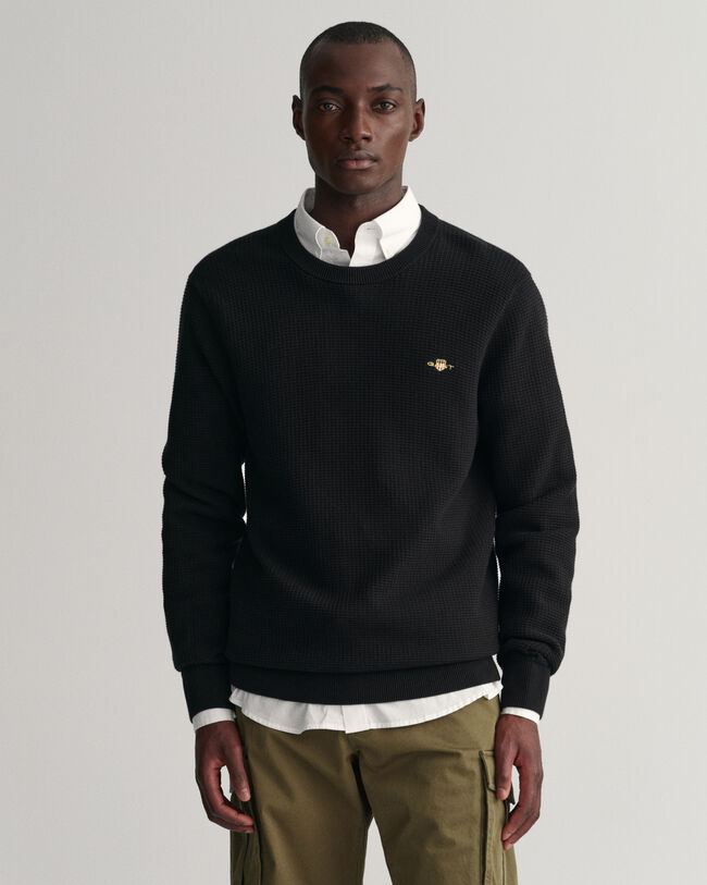 Kohopintainen puuvillaneulepusero, jossa py&ouml;re&auml; p&auml;&auml;ntie