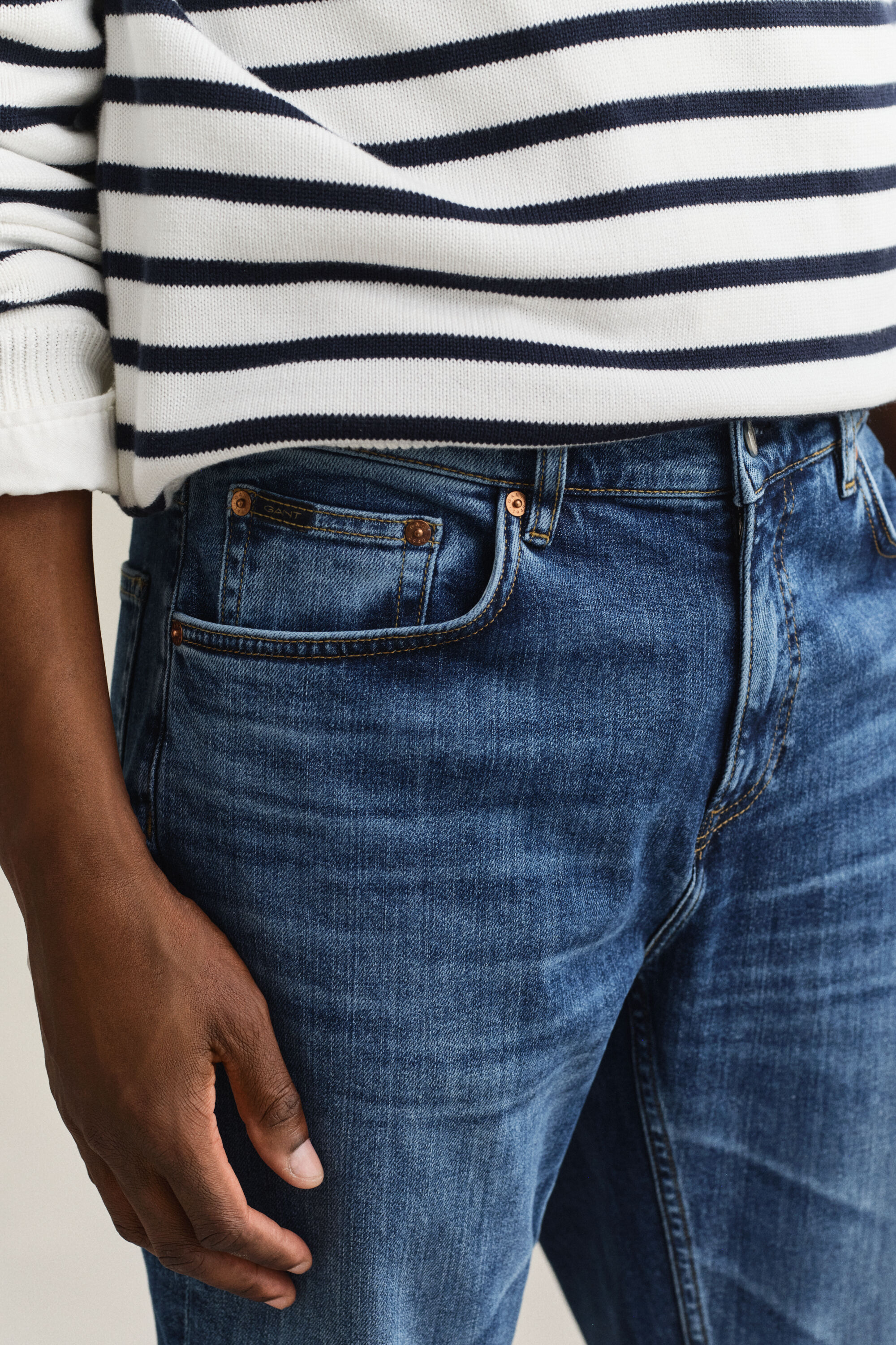 Regular fit ‑mitoitetut farkut