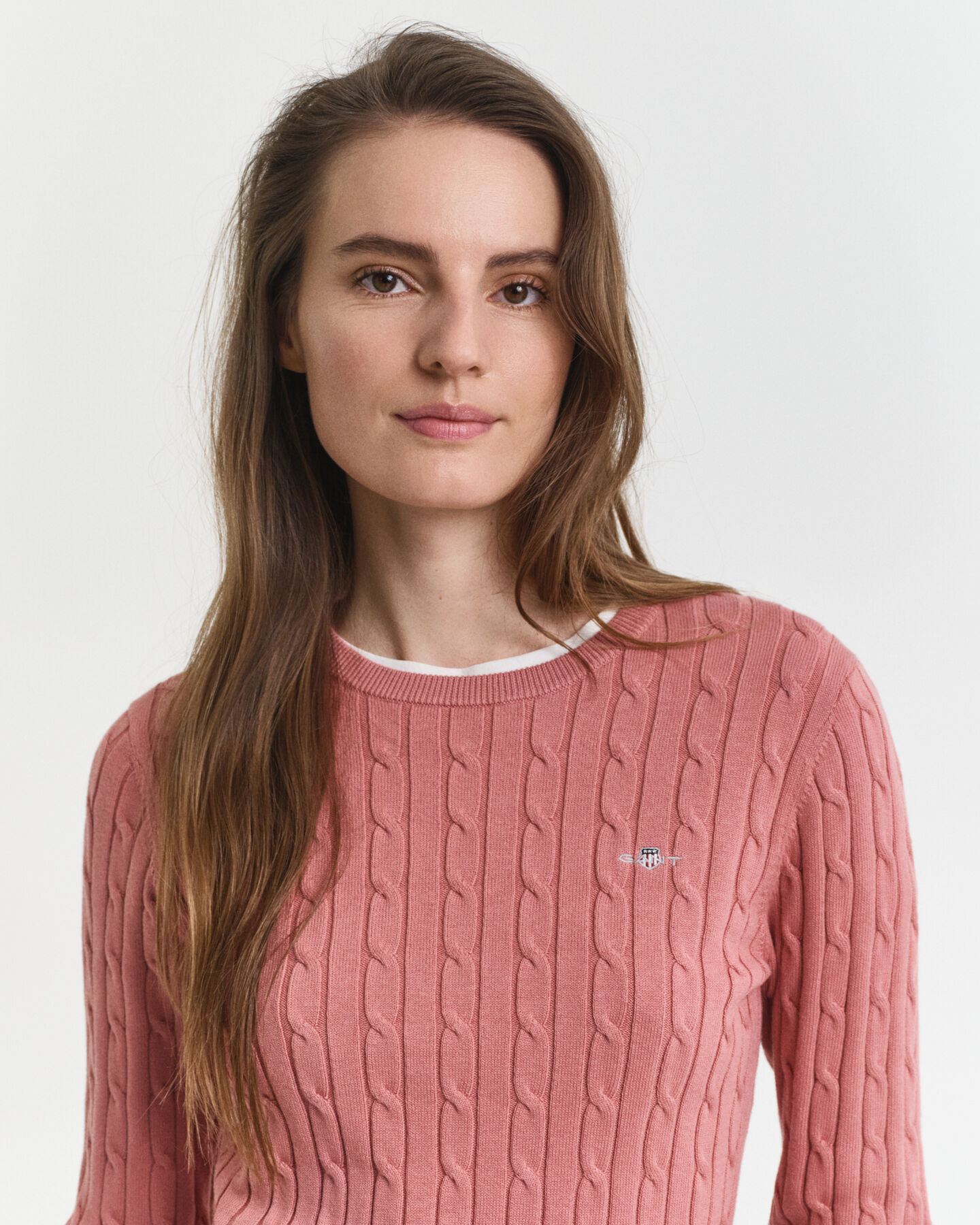 Joustopuuvillainen palmikkoneulepusero, jossa pyöreä pääntie