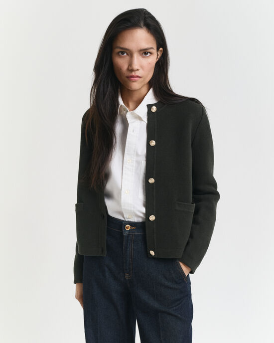 Kontrastivärinen neuletakki