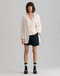 Detail-t‑paita puolipituisilla hihoilla ja sivuhalkioilla