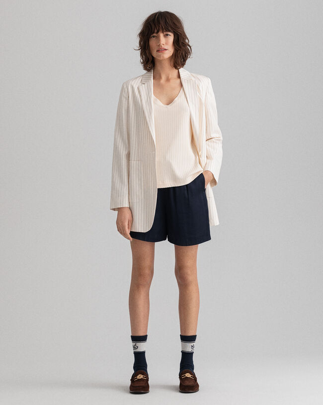 Detail-t‑paita puolipituisilla hihoilla ja sivuhalkioilla