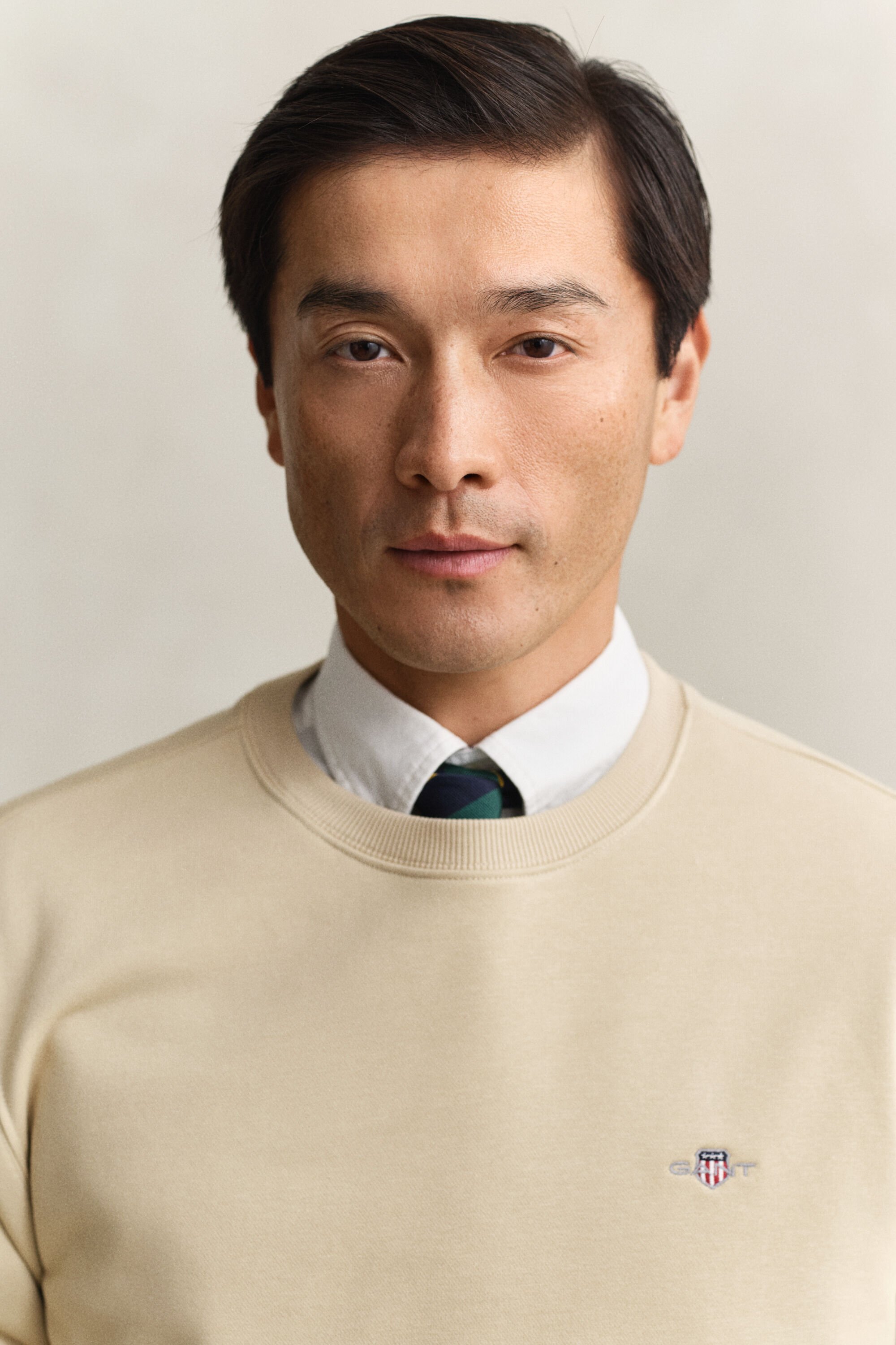 Shield-collegepaita, jossa pyöreä pääntie