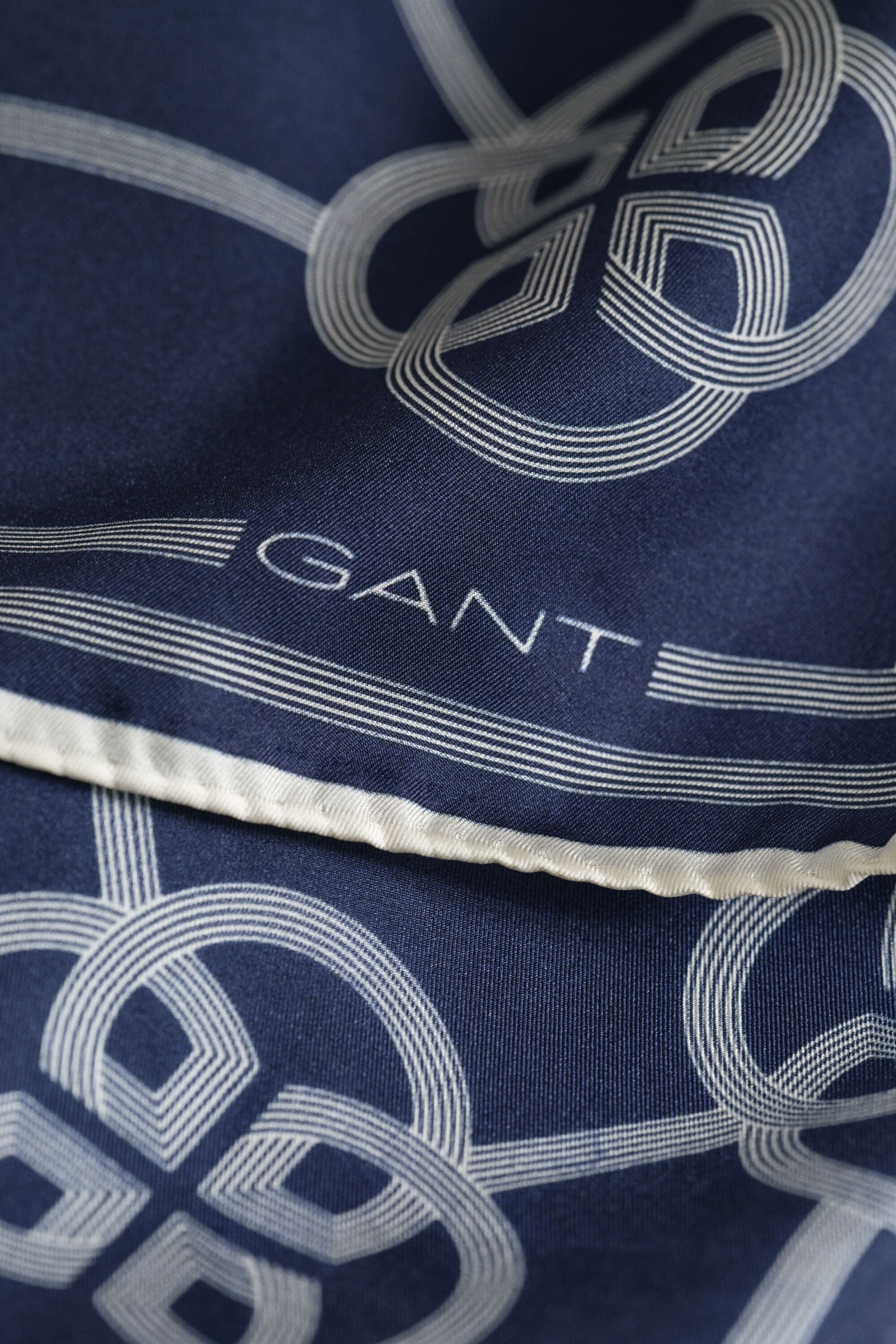 Silkkihuivi monogrammiprinttikuosilla