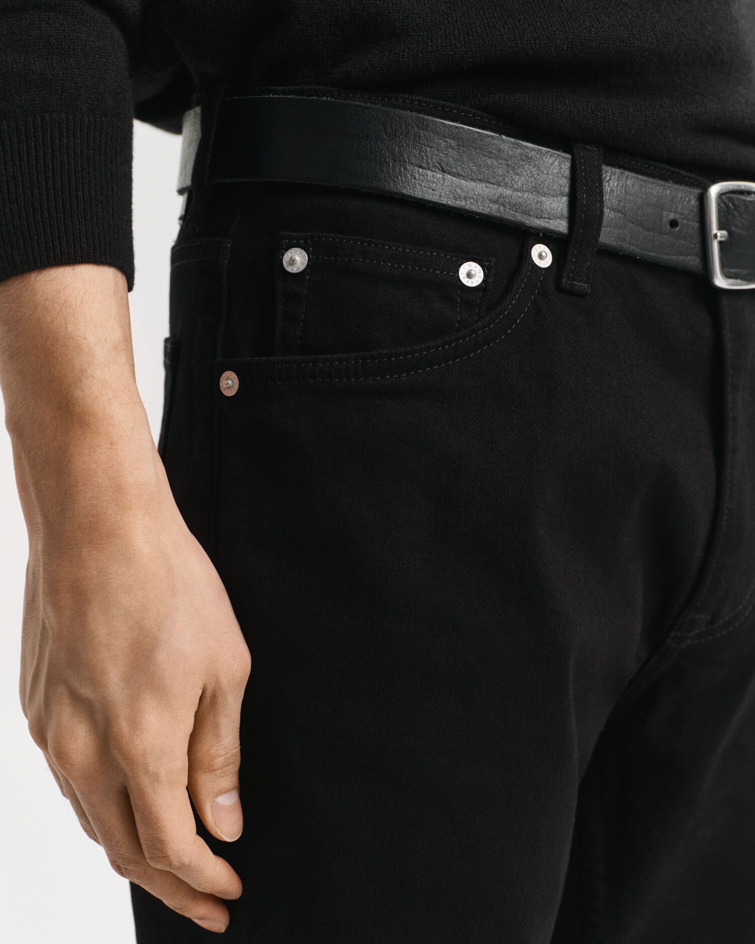 Regular fit ‑mitoitetut Stay Black ‑farkut