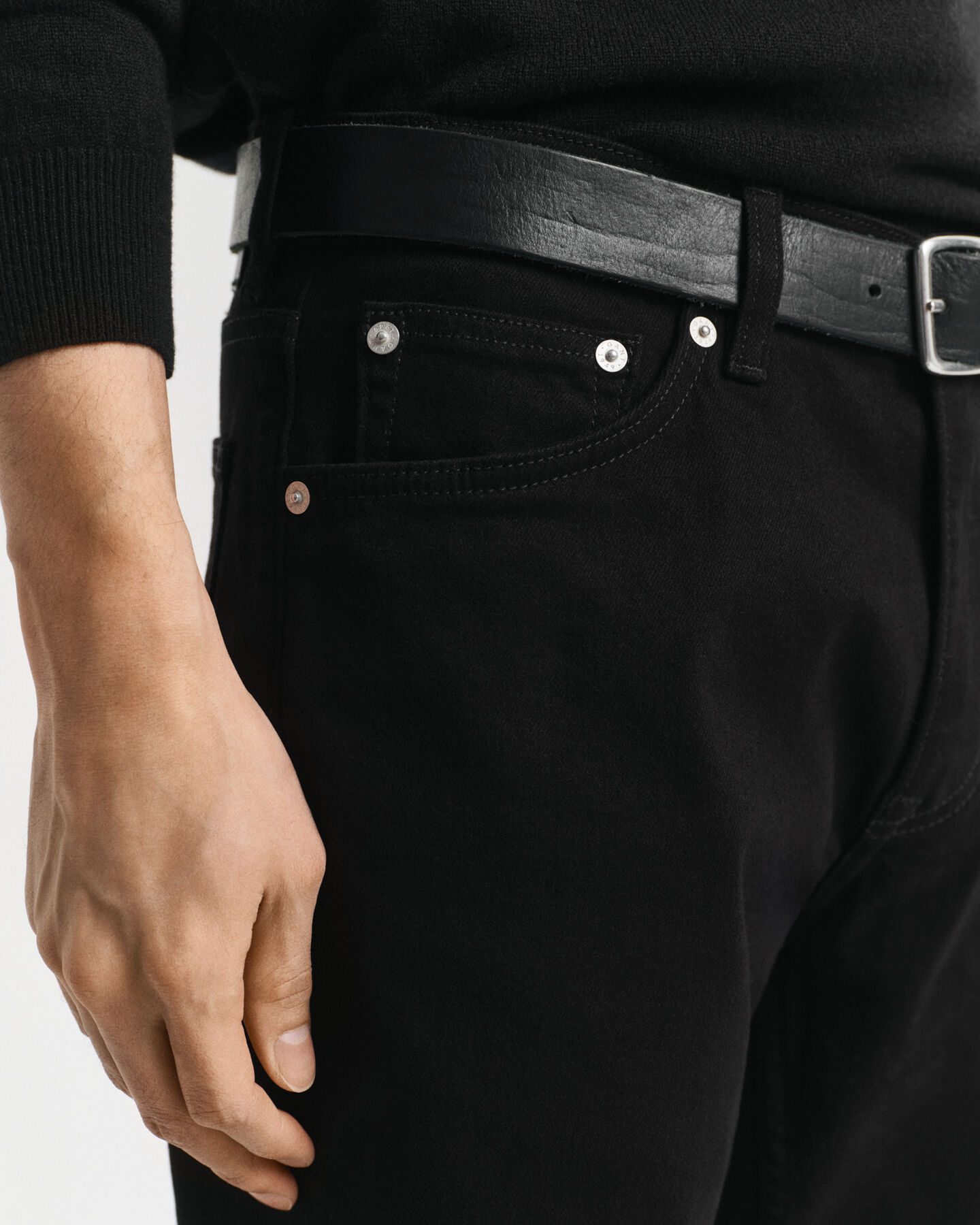 Regular fit ‑mitoitetut Stay Black ‑farkut