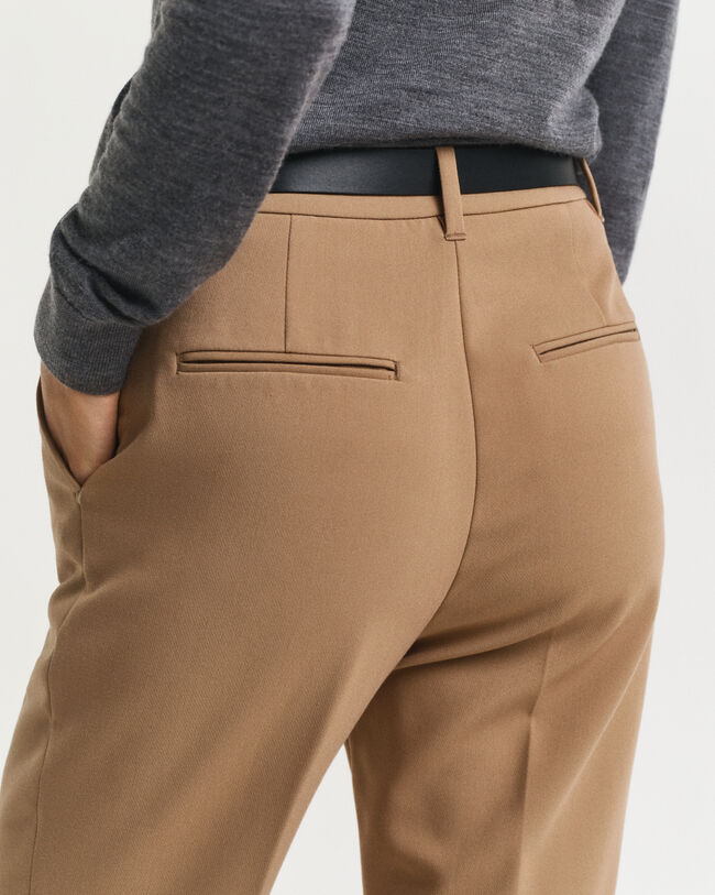 Slim fit ‑mitoitetut alaspäin levenevät housut