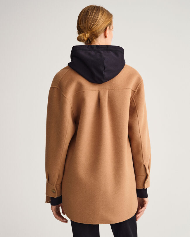 K&auml;sin tikattu paitatakki