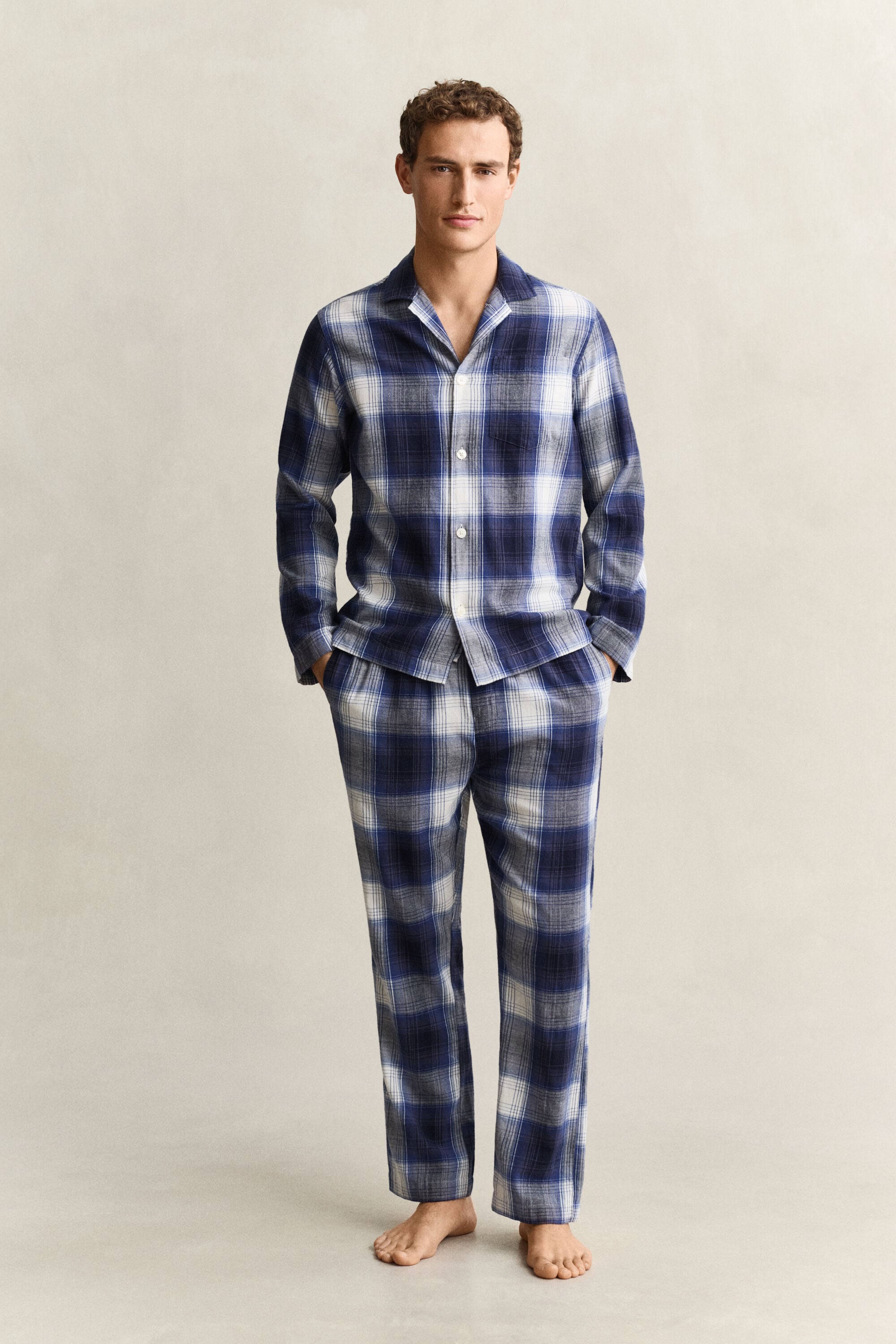 Ruudullinen flanellipyjama lahjapakkauksessa