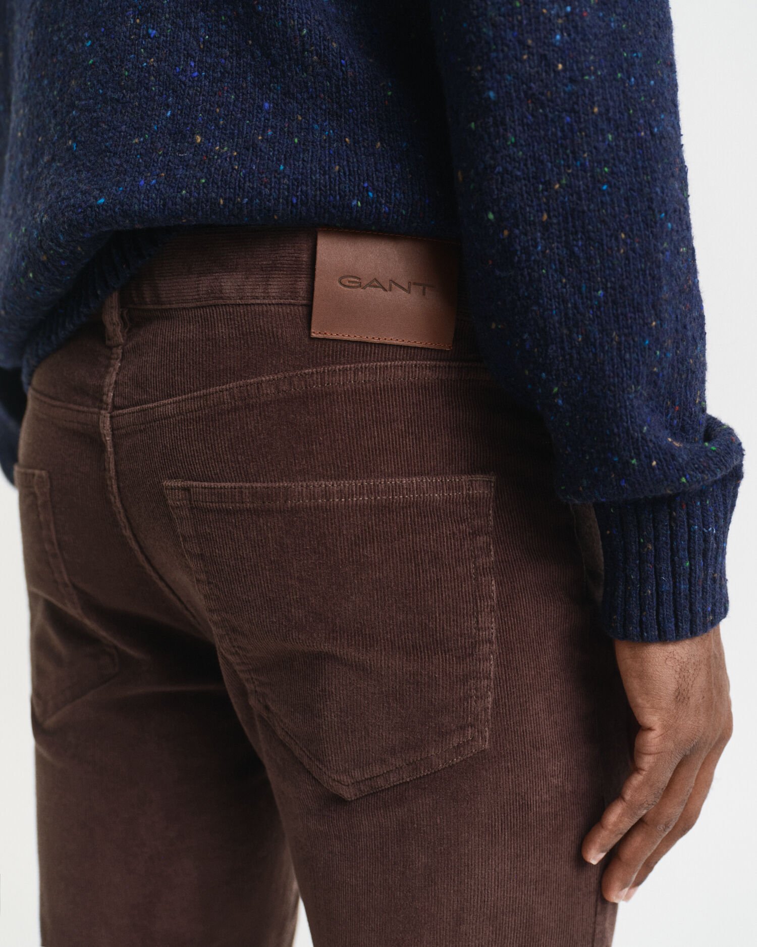 Slim fit ‑mitoitetut vakosamettifarkut