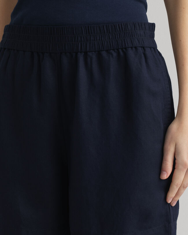 Huolettomat shortsit pellavasta ja viskoosista