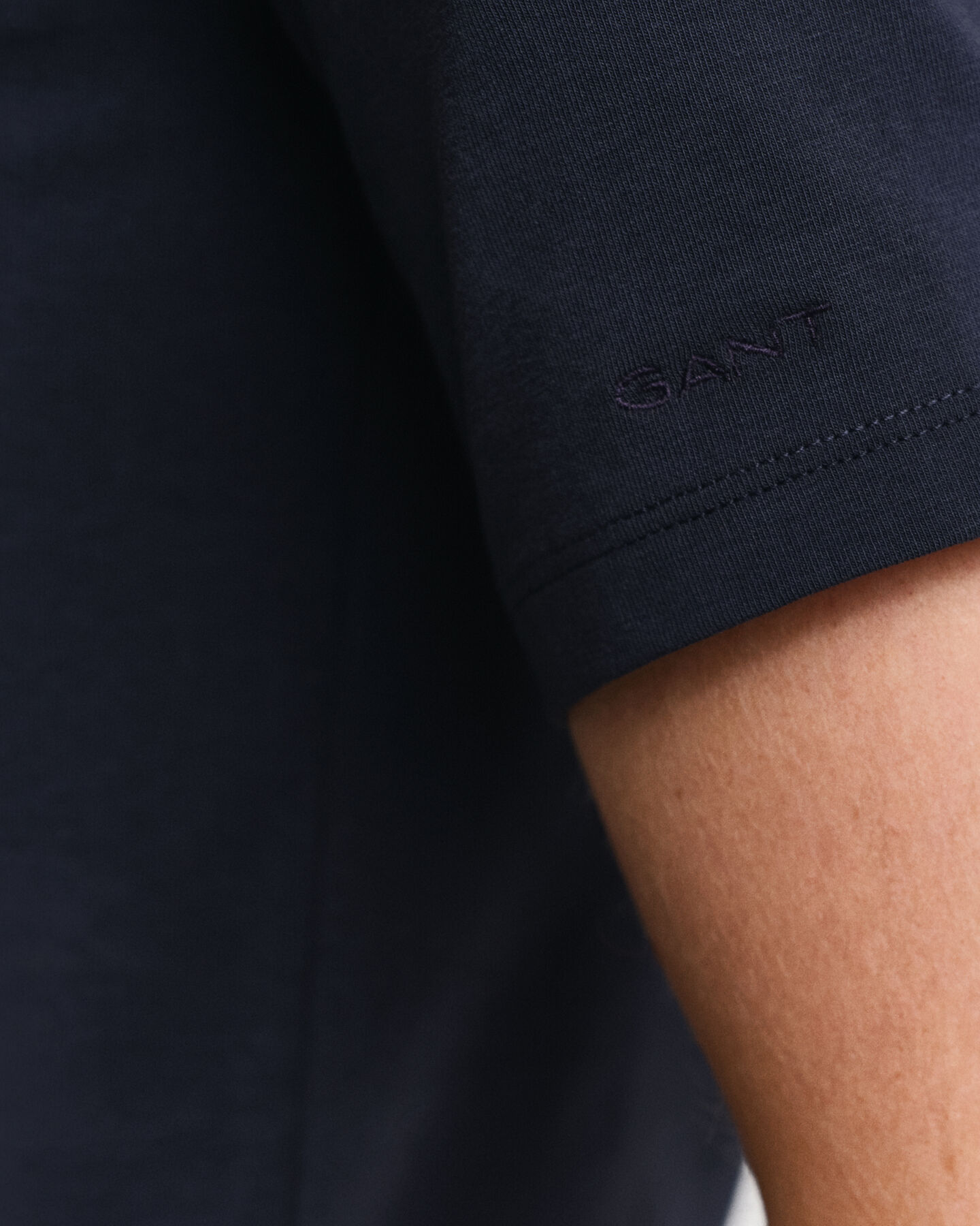 Syvään uurrettu pusero