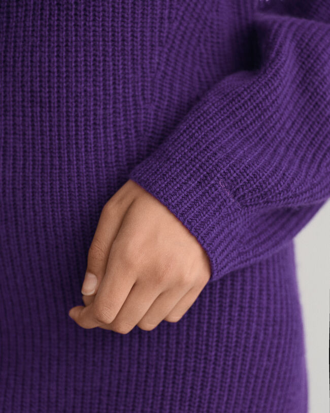 V‑kauluksinen joustinneulevillamekko