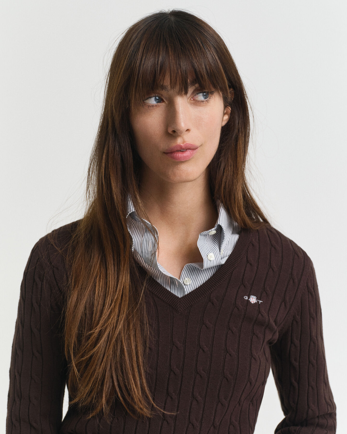 Joustava puuvillapalmikkoneule, jossa v‑pääntie