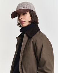 Kohopintainen villainen lippalakki