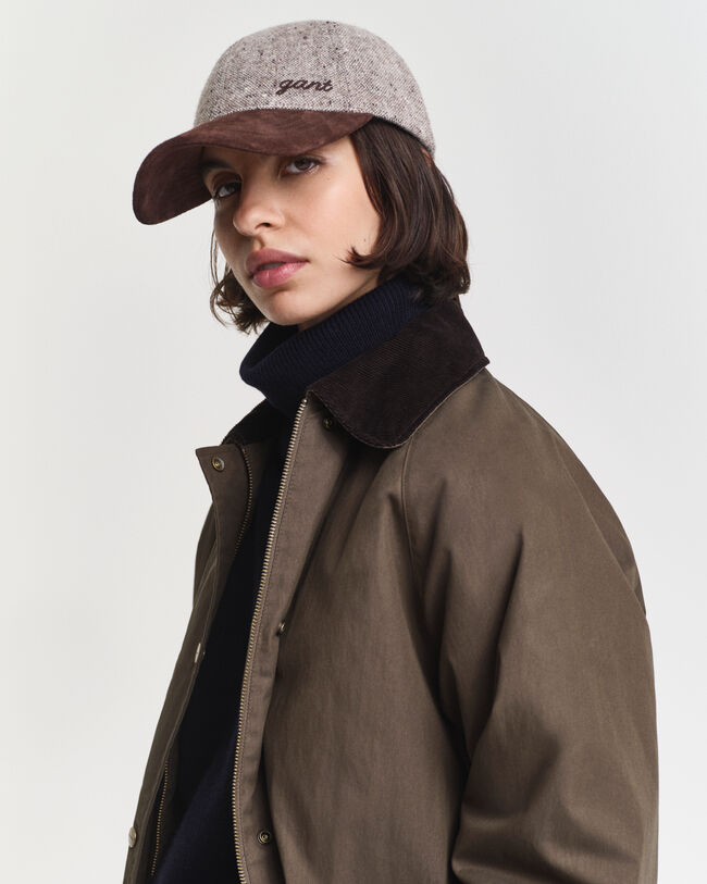 Kohopintainen villainen lippalakki