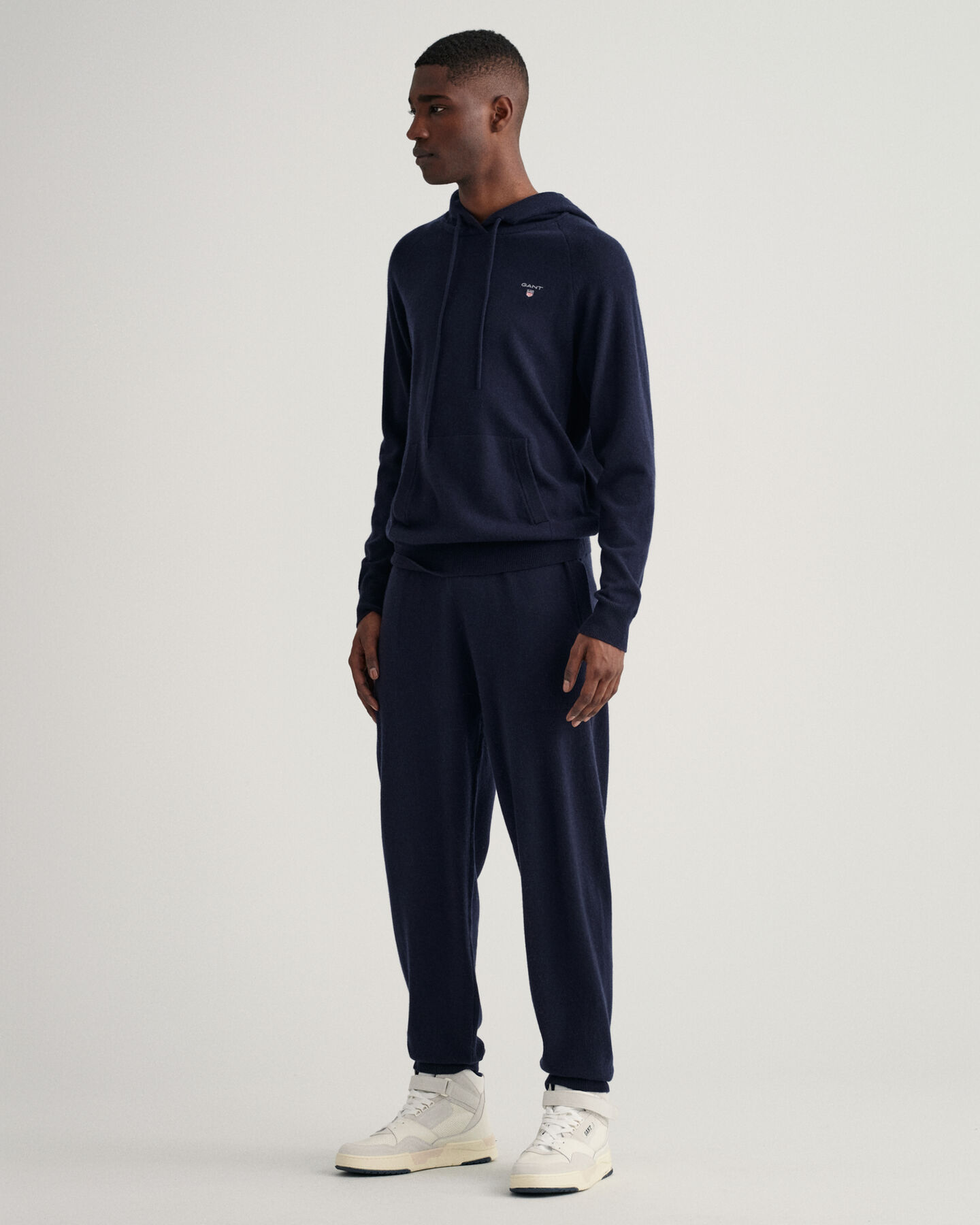 Neulotut collegehousut