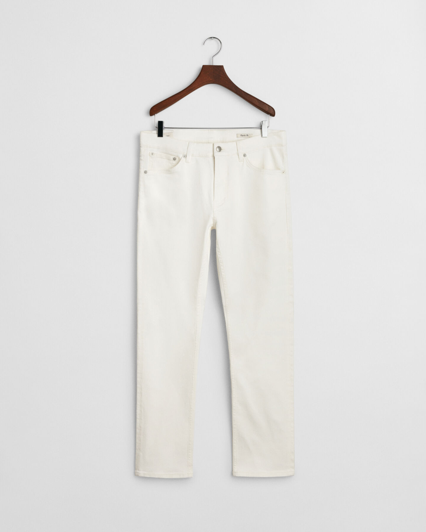 Regular fit ‑mitoitetut valkoiset farkut