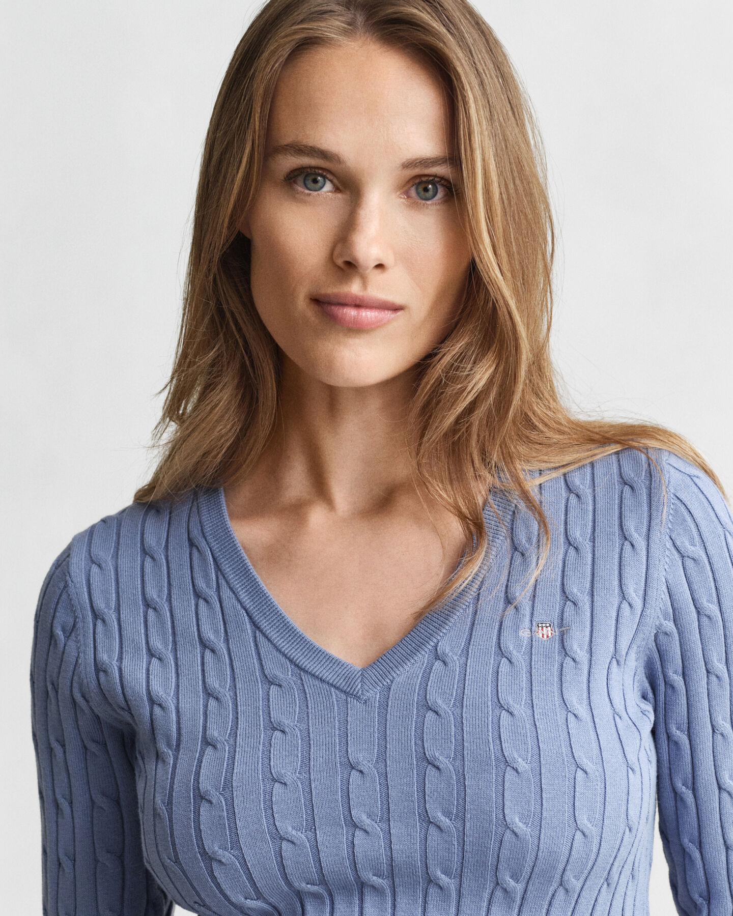 Joustava puuvillapalmikkoneule, jossa v‑pääntie