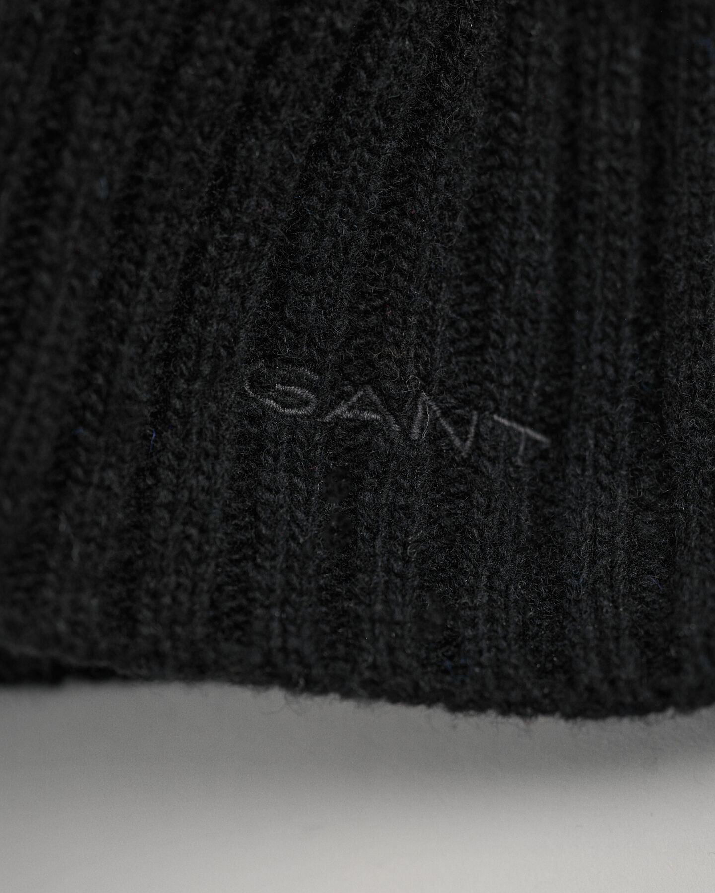 Villasta neulottu kypärämyssy