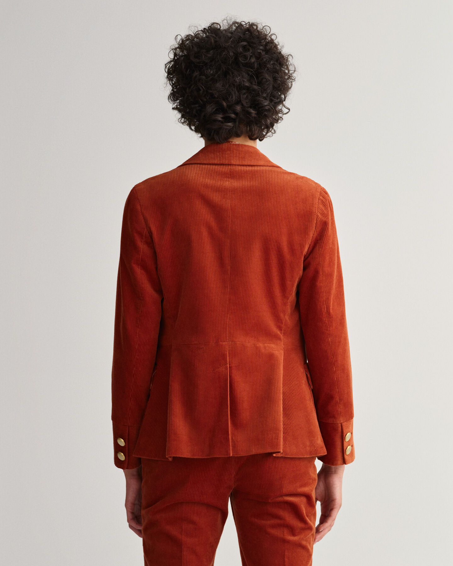 Slim fit ‑mitoitettu vakosamettibleiseri