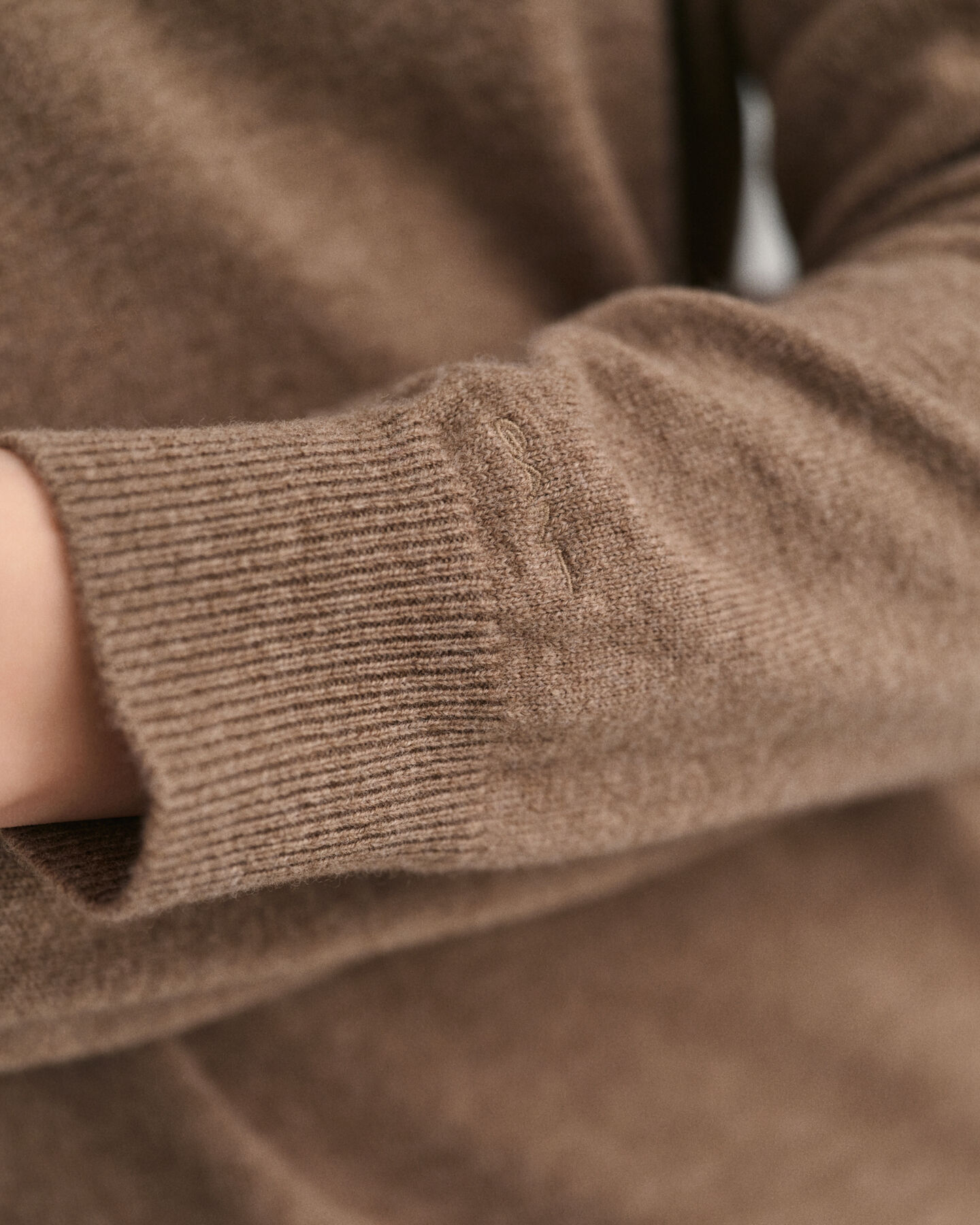 Eritt&auml;in hienosta karitsanvillasta neulottu mekko