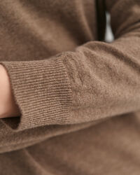 Eritt&auml;in hienosta karitsanvillasta neulottu mekko