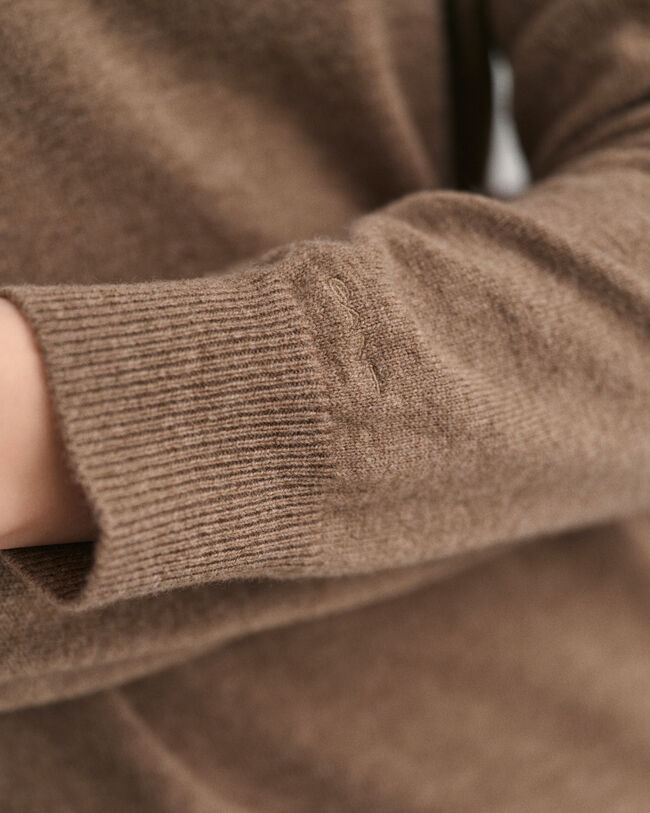 Eritt&auml;in hienosta karitsanvillasta neulottu mekko